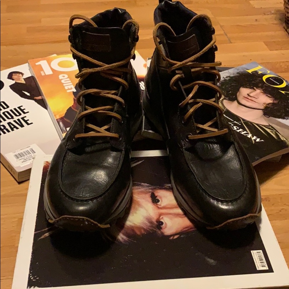 Men’s Black with Tan leather SANTONI Boot!